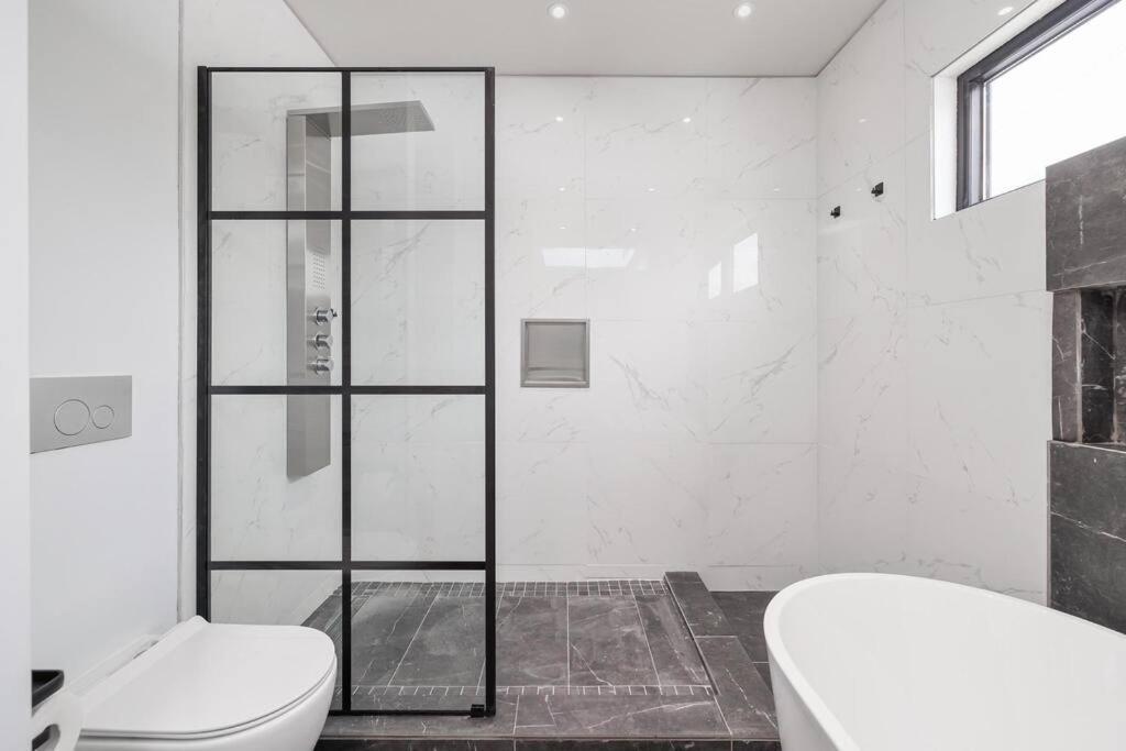 New Modern 1400 Sq Ft Coach House Near Everything Торонто Екстериор снимка