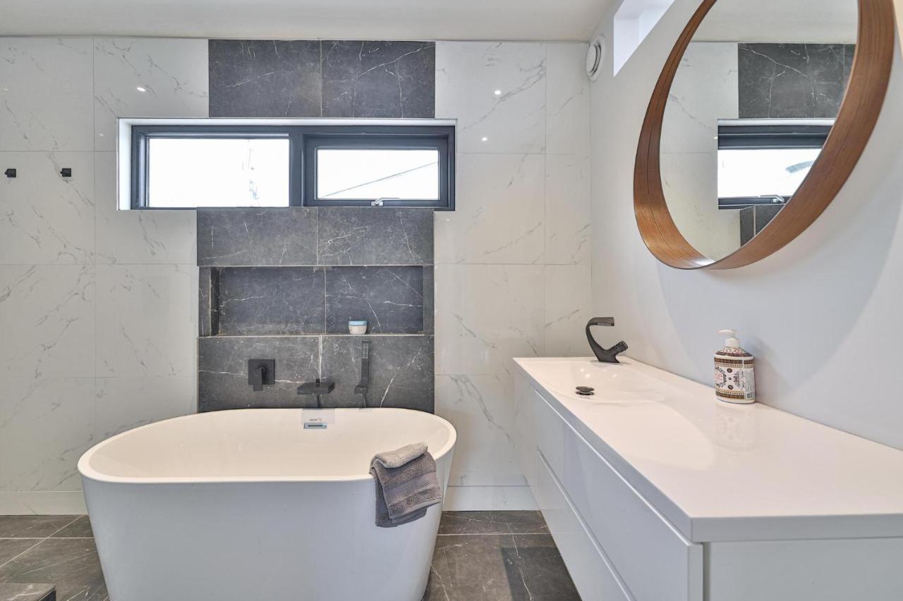 New Modern 1400 Sq Ft Coach House Near Everything Торонто Екстериор снимка