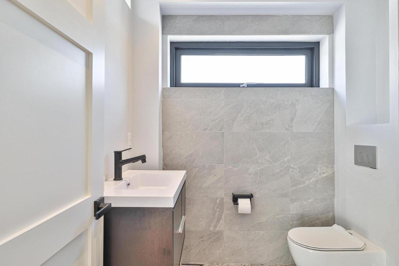 New Modern 1400 Sq Ft Coach House Near Everything Торонто Екстериор снимка