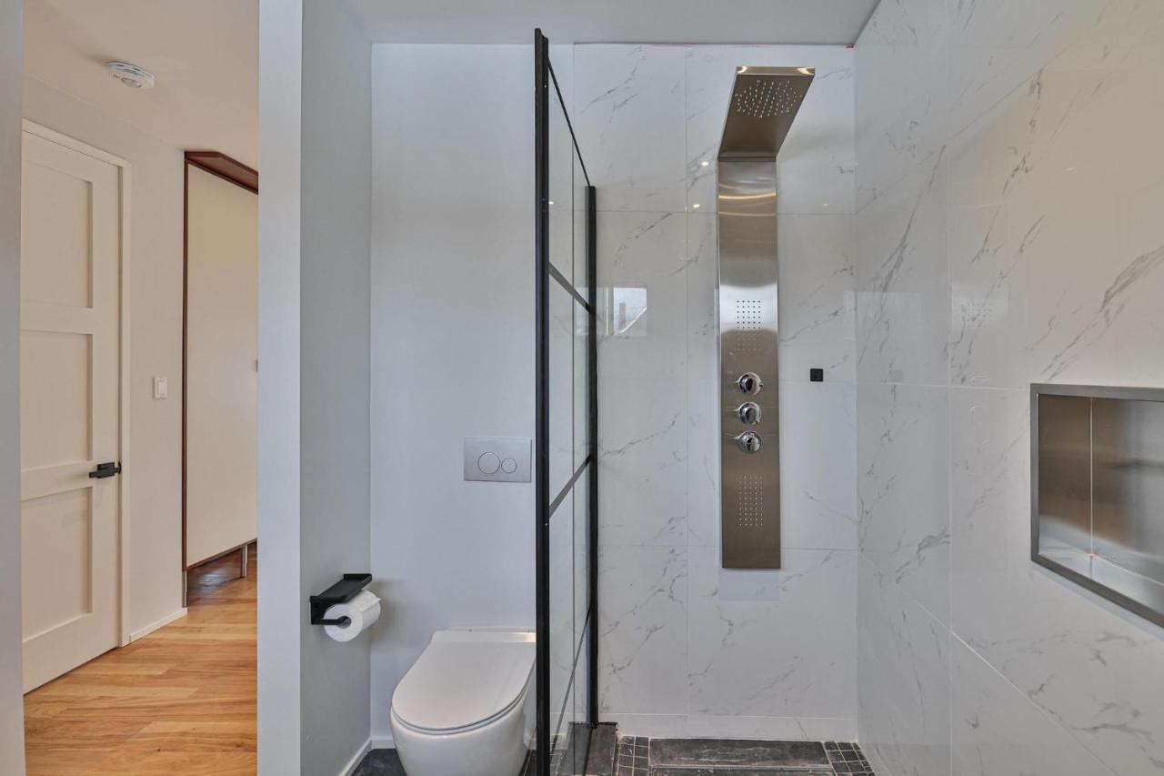 New Modern 1400 Sq Ft Coach House Near Everything Торонто Екстериор снимка