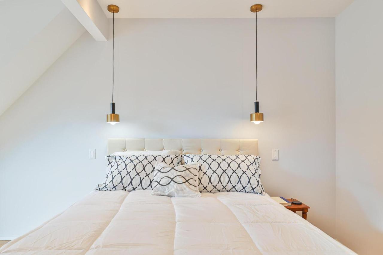 New Modern 1400 Sq Ft Coach House Near Everything Торонто Екстериор снимка